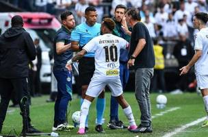 Quarto árbitro levantou a placa com o número 10 de Neymar ao invés do 31 de Escobar, como estava na papeleta entregue pela comissão técnica santista (Foto: ROBERTO CASIMIRO/FOTOARENA/ESTADÃO CONTEÚDO)