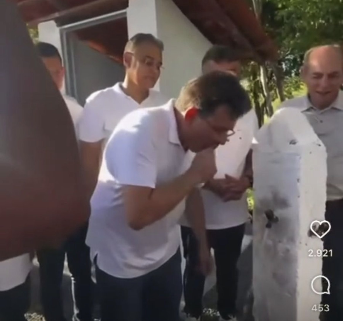 Rafael provando a água do chafariz inaugurado…