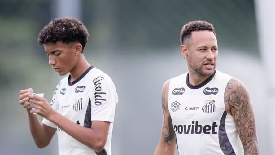 Robinho Junior em campo com Neymar Jr
