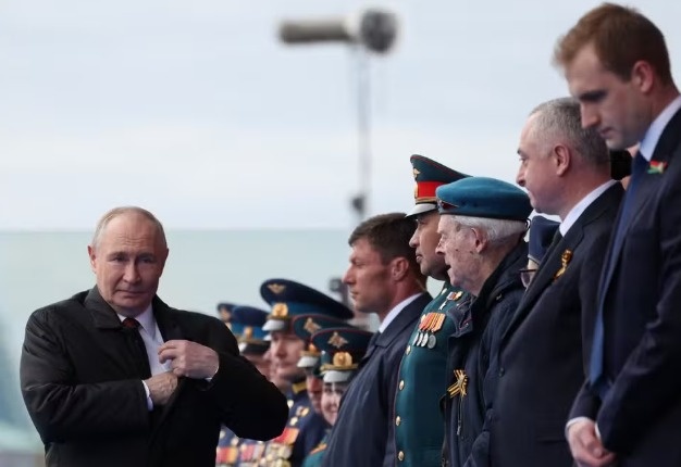 Rússia e Ucrânia trocam acusações horas após início de cessar-fogo.
