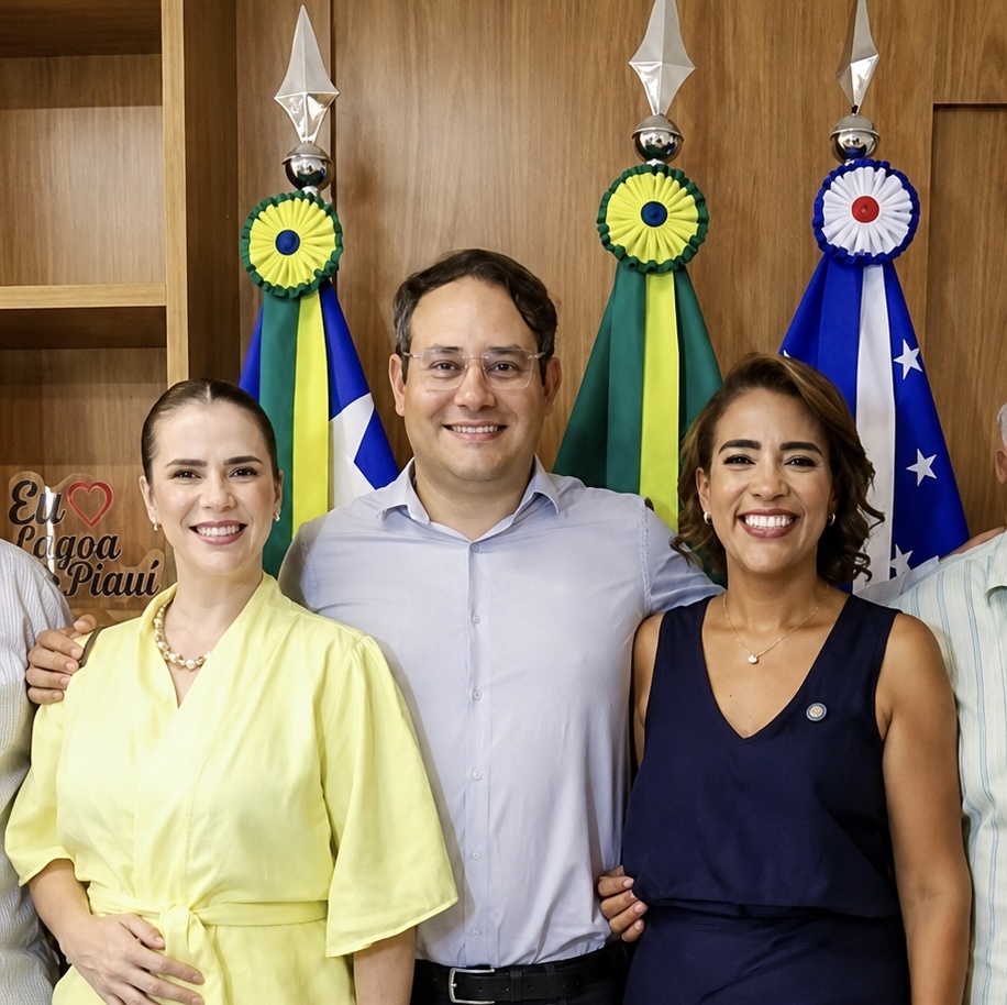 Secretária Jessica Xavier, o esposo Dr. Thales e o prefeita Camila do PT