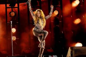 Shakira sobe no maior palco da sua carreira na noite deste sábado (2) em Copacabana (Foto: Getty Images)
