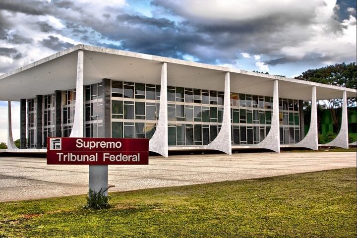 STF analisa regras de transparência salarial para empresas brasileiras.