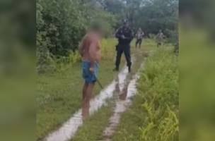 Suspeito não se rendeu com a chegada da Polícia e precisou ser contido (Foto: Reprodução)