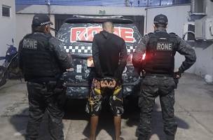 Suspeito tentou resistir a abordagem, mas foi capturado e preso nesta quarta (13) (Foto: Divulgado/ RONE)