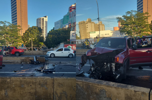 Acidente deixou os dois veículos com a parte frontal destruída (Foto: Reprodução)