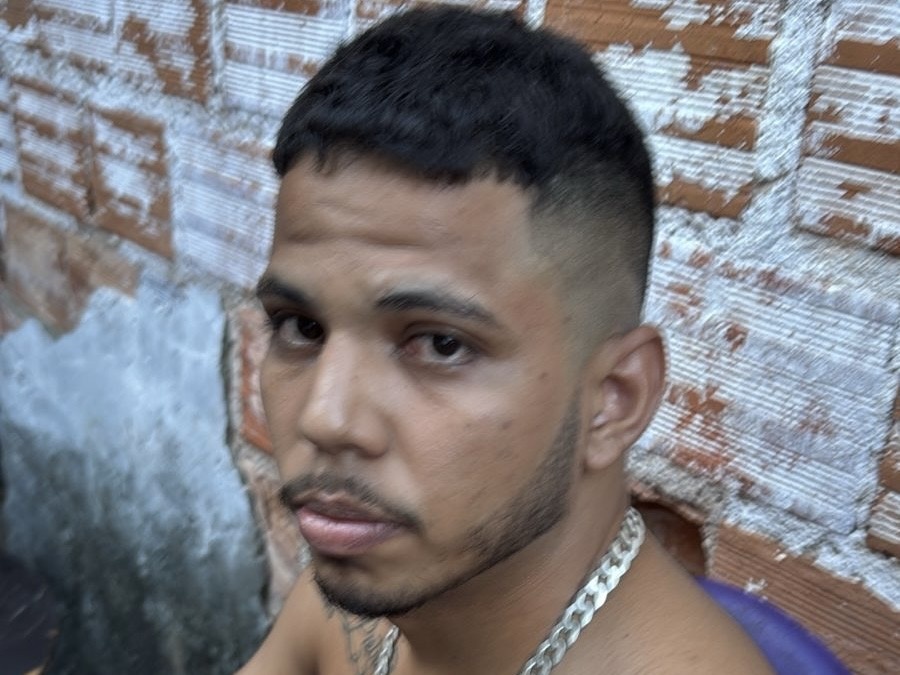 Airton dos Santos foi morto enquanto consumia bebidas alcoólicas com amigos na praça