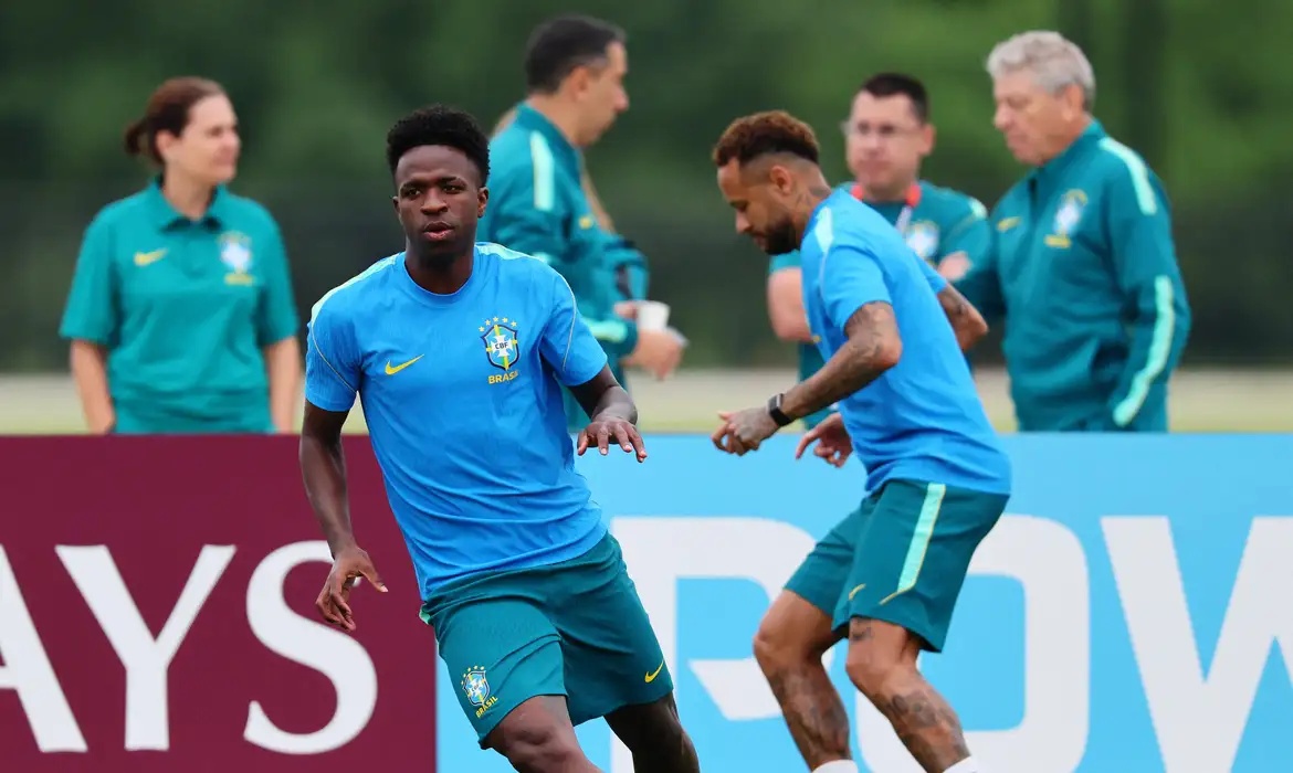 Ancelotti mantém mistério sobre a escalação às vésperas do duelo contra a Escócia.