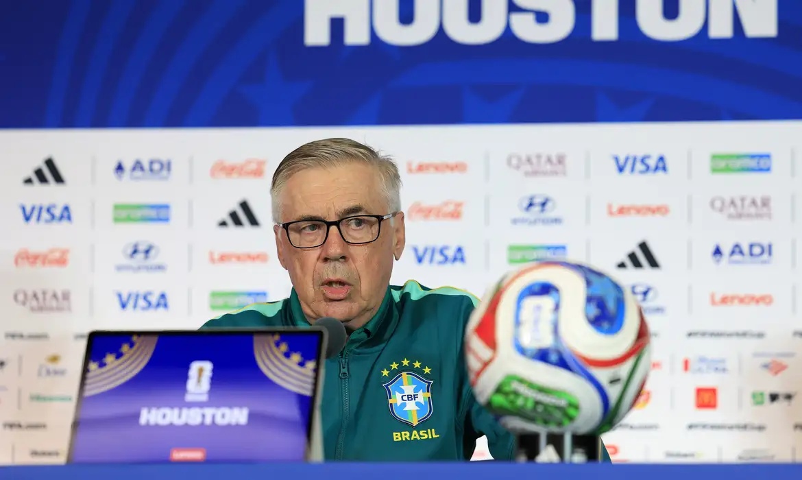 Ancelotti omite escalação