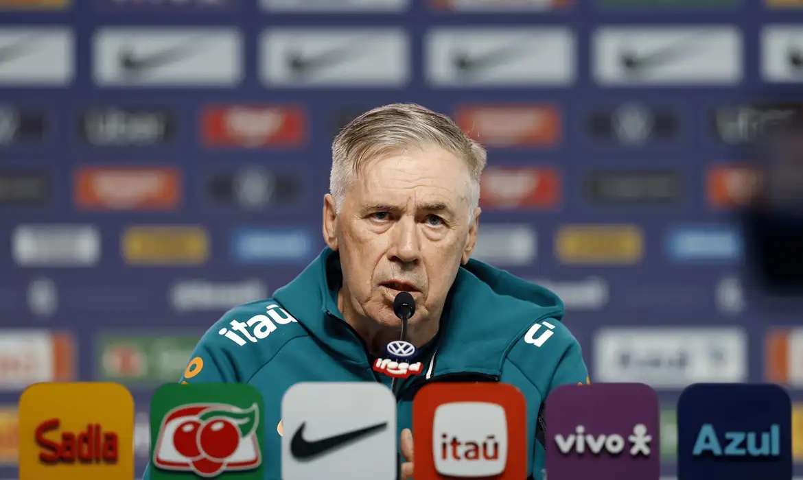 Ancelotti sinalizou Rayan como favorito para substituir Raphinha contra a Escócia.
