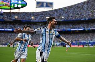 Atual campeã venceu o jogo de estreia contra a Argélia (Foto: AFP)
