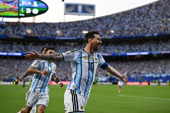 Atual campeã venceu o jogo de estreia contra a Argélia