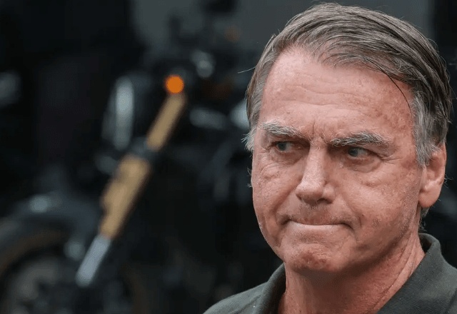 Bolsonaro prestou depoimento em investigação sobre arma apreendida durante blitz no DF.