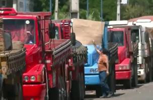 Caminhoneiros começam a ter cargas liberadas em Teresina após retomada na emissão de documento (Foto: TV Clube)