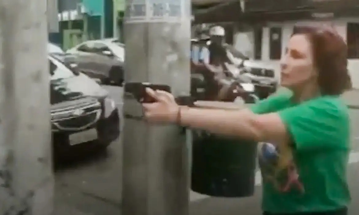 Carla Zambelli durante perseguição armada ao jornalista Luan Araújo em São Paulo, em 2022.