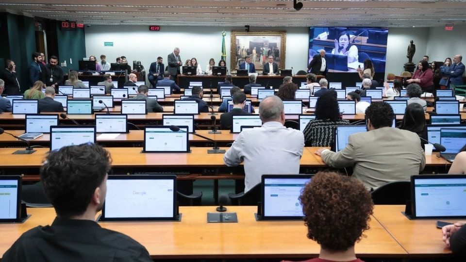 CCJ aprovou a admissibilidade da PEC, que agora segue para análise de uma comissão especial.