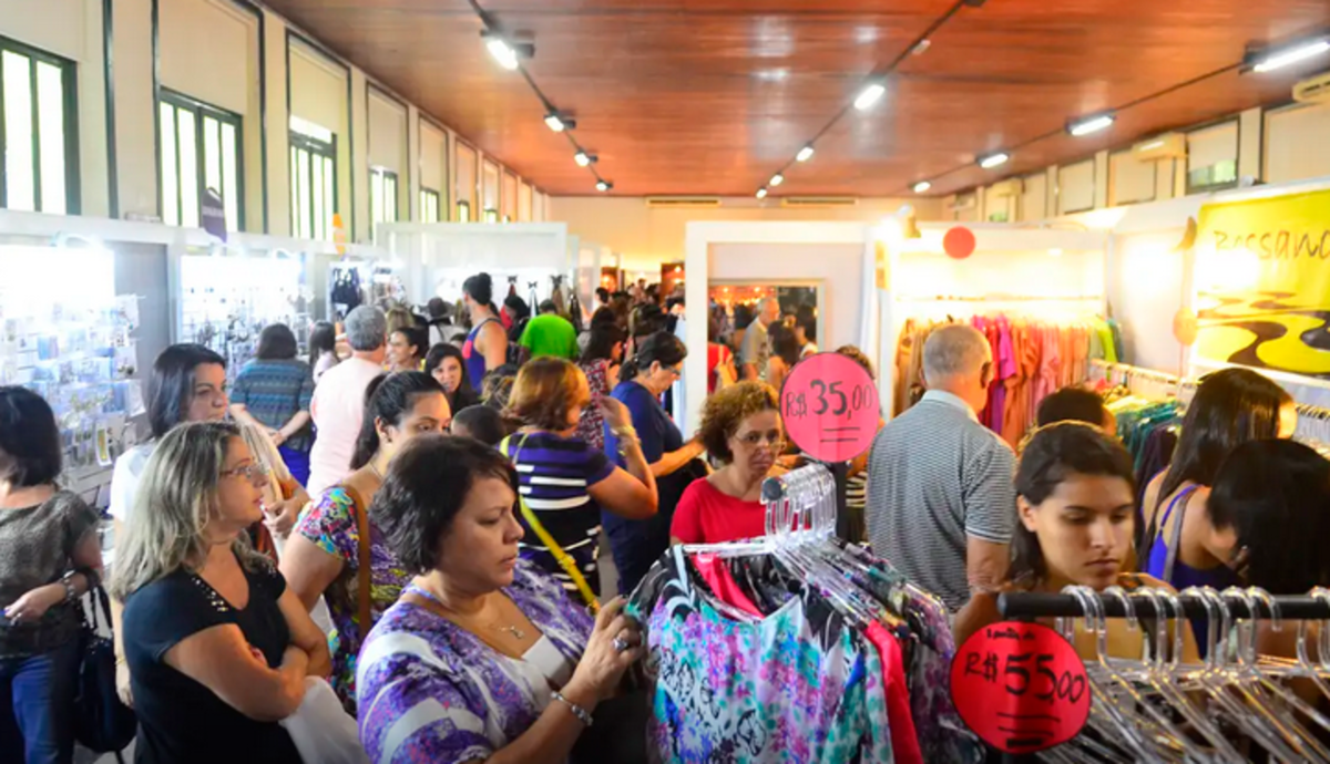 Consumidores reduziram gastos não essenciais em meio à pressão da inflação e dos juros.