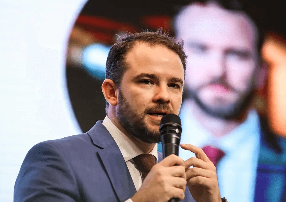 Dario Durigan afirma que governo enviará Orçamento de 2027 com previsão de superávit.