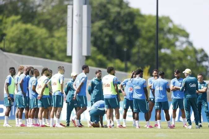 Decisão sobre o expediente durante os jogos do Brasil ainda está em análise pelos governos.