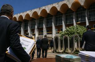 Deputados estaduais com emendas garantidas no orçamento para gastar com o que lhes convier (Foto: Gerada por IA)