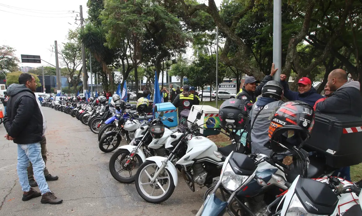 Entregadores por aplicativo deverão ser contemplados por nova linha de financiamento para motocicletas.