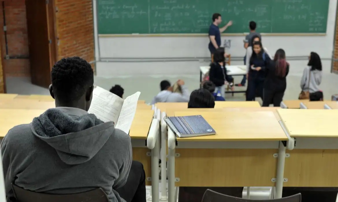 Faculdades privadas têm prazo até segunda-feira para confirmar participação no Fies do segundo semestre.