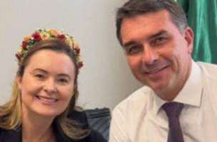 Flávio Bolsonaro indicou que vice em sua chapa deve ser mulher; nome de Júlia Zanatta foi lembrado por internautas e defendido por Eduardo (Foto: Reprodução/Redes Sociais)