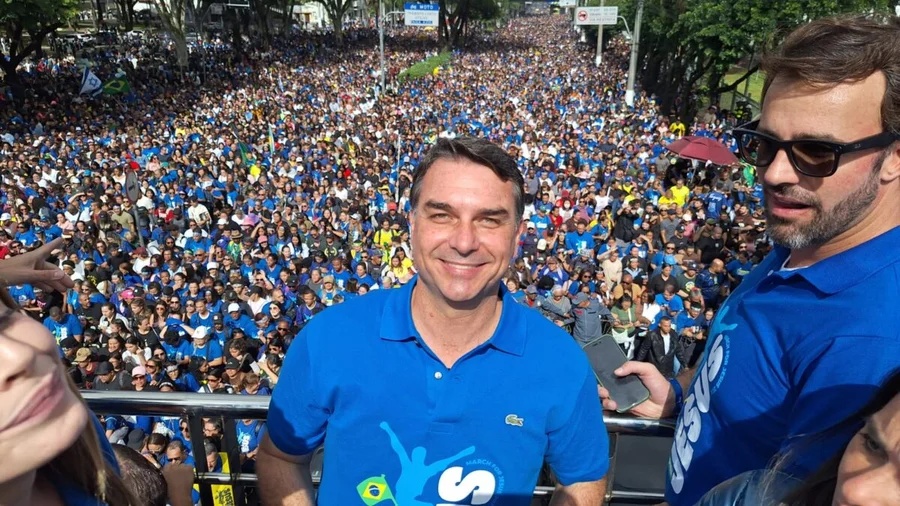 Flávio Bolsonaro participa da Marcha para Jesus em São Paulo