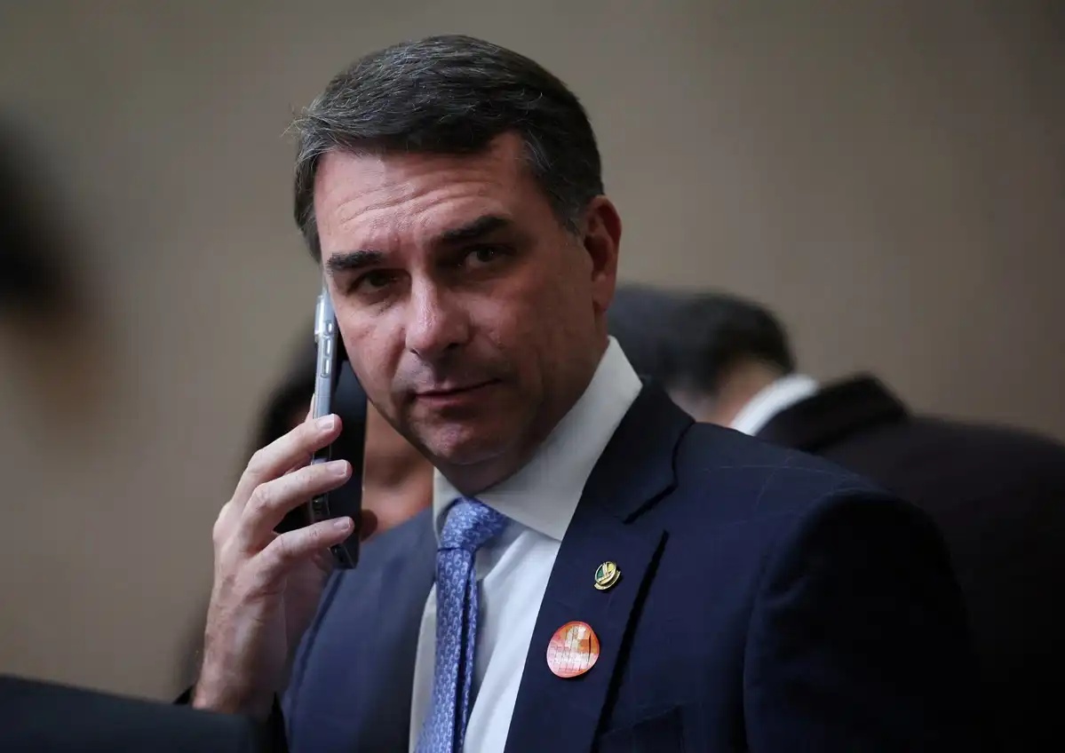 Flávio Bolsonaro recorre ao STF para questionar atuação de Moraes em caso ligado a Daniel Vorcaro.