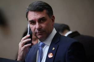 Flávio Bolsonaro recorre ao STF para questionar atuação de Moraes em caso ligado a Daniel Vorcaro. (Foto: REUTERS/Adriano Machado)