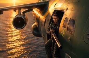 Flávio Bolsonaro usa inteligência artificial para promover vídeo em que se destaca como artilheiro contra barcos de facções criminosas (Foto: Reprodução/Instagram pessoal)
