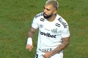 Gabigol deixou o campo expulso após revisão do VAR na Vila Belmiro. (Foto: Reprodução)