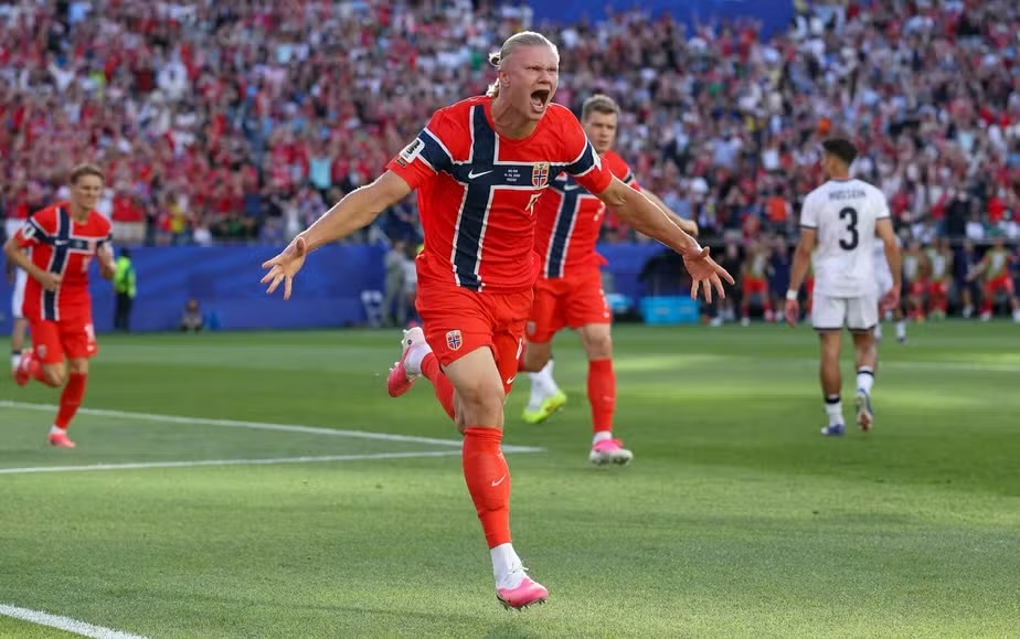 Haaland comemora um de seus dois gols na goleada contra o Iraque, em sua primeira partida em Copas do Mundo