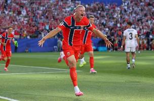 Haaland comemora um de seus dois gols na goleada contra o Iraque, em sua primeira partida em Copas do Mundo (Foto: Justin Setterfield / Getty Images via AFP)