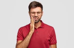 Homem com dor de dente. (Foto: Magnific)