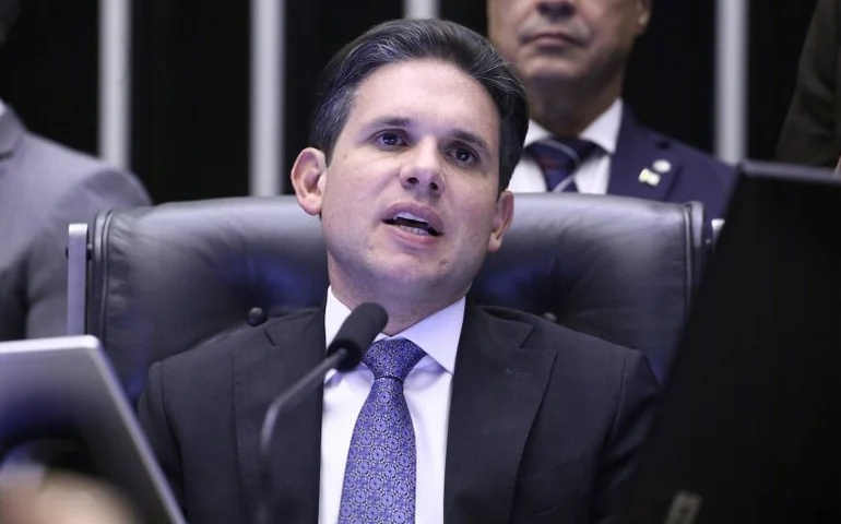 Hugo Motta busca liberar a pauta da Câmara antes do recesso parlamentar.