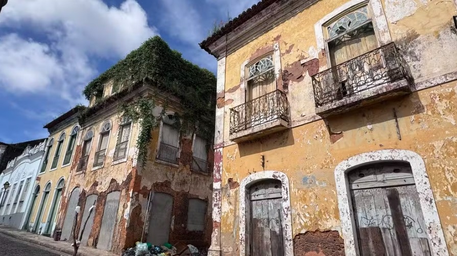 Imóveis históricos sob risco reacendem debate sobre preservação em São Luís.
