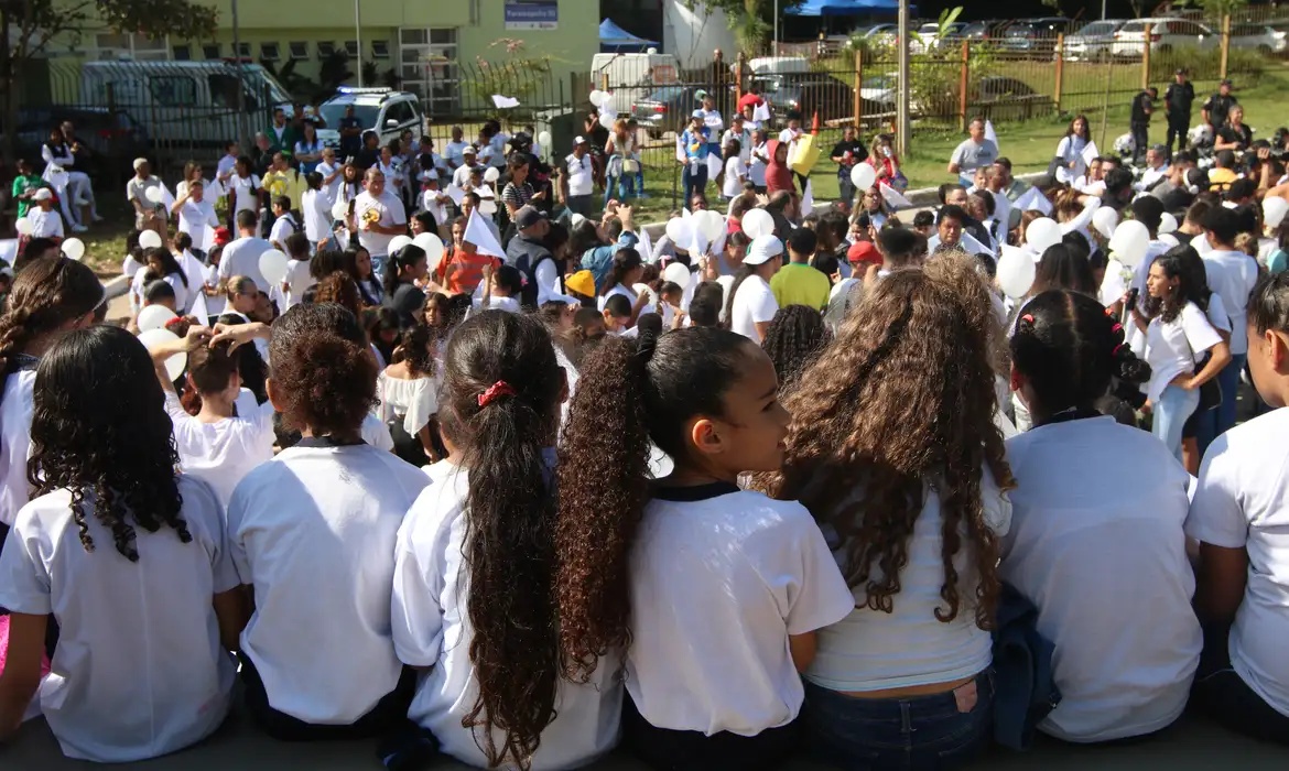 Inclui política e direitos da cidadania no currículo escolar
