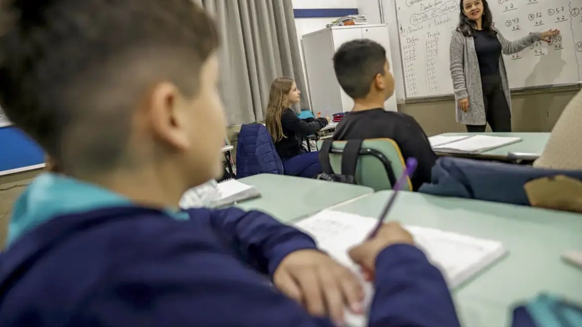 Indicadores mostram avanço na permanência e no desempenho de alunos do ensino médio público.