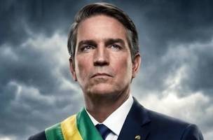 Jim Caviezel como Jair Bolsonaro (Foto: Divulgação)