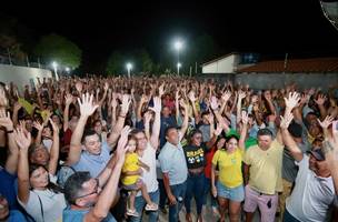 Joel Rodrigues é recebido por multidão em Curimatá (Foto: Divulgação)