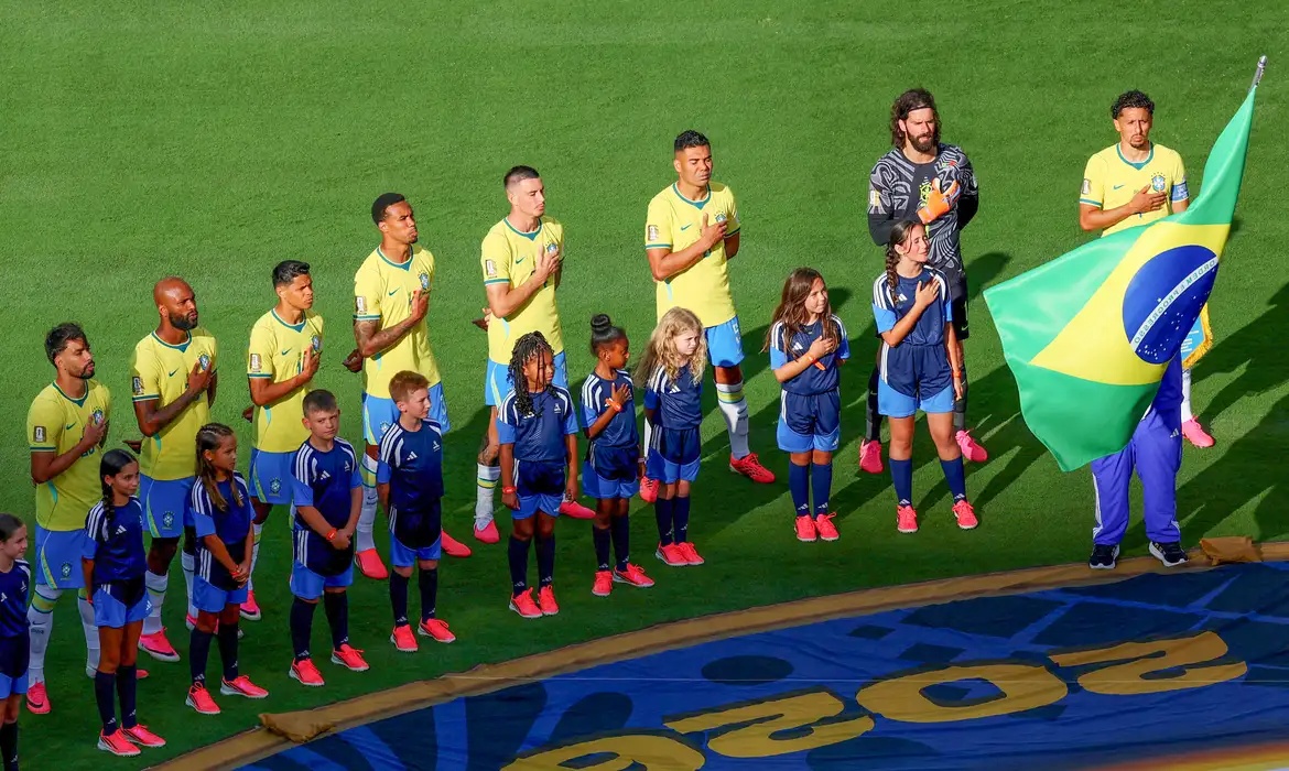 Jogadores da Seleção Brasileira durante a execução do hino antes de partida da Copa do Mundo.