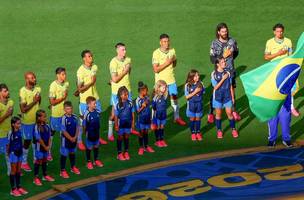 Jogadores da Seleção Brasileira durante a execução do hino antes de partida da Copa do Mundo. (Foto: Reuters/Mike Segar/Proibida reprodução)