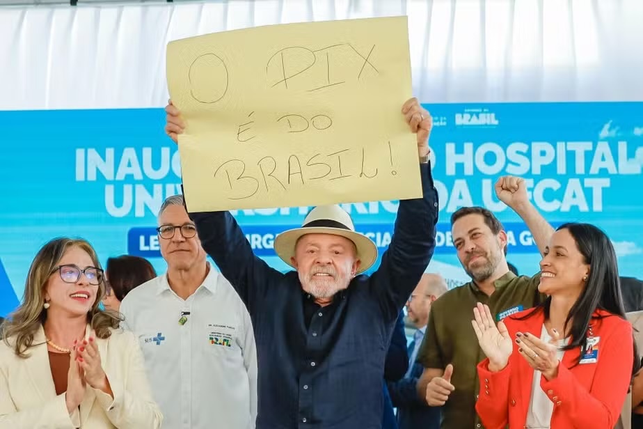 Lula intensifica a defesa do Pix e cobra reação contra possíveis sanções comerciais dos Estados Unidos ao Brasil.