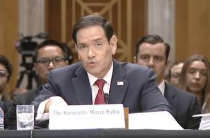 Marco Rubio defendeu maior alinhamento regional aos interesses dos Estados Unidos durante audiência no Senado. (Foto: Reprodução/Senado dos EUA)