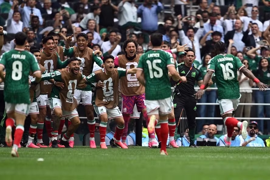 México comemora vitória sobe a África do Sul