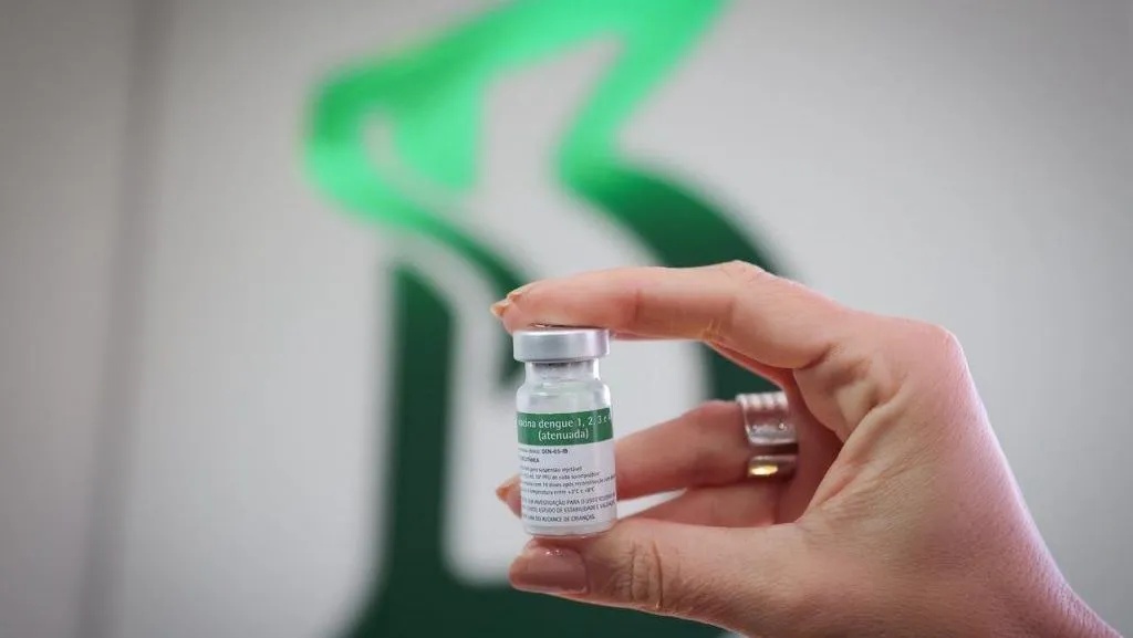 Ministério da Saúde suspendeu temporariamente aplicação da vacina da dengue do Butantan após registros sob investigação.