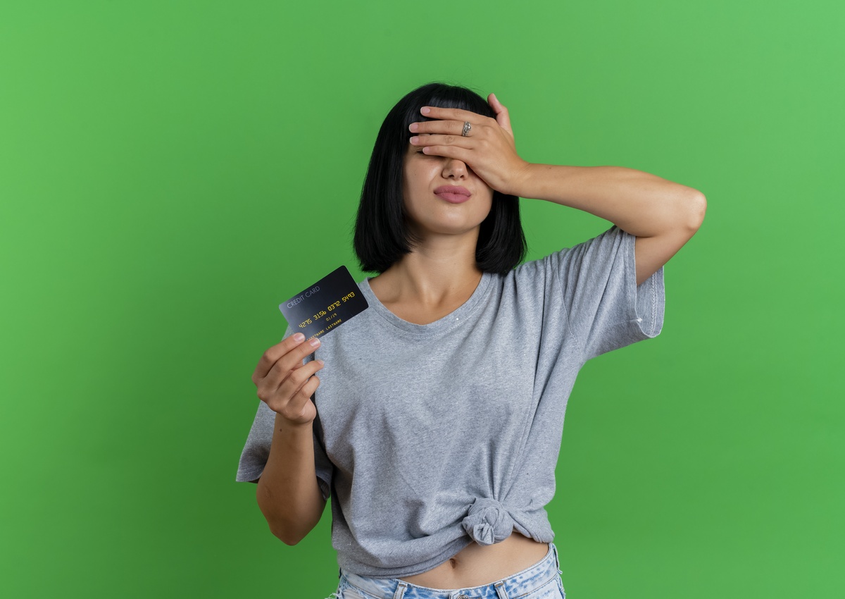 Mulher com cartão de crédito.