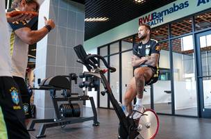 Neymar fazendo fisioterapia na para se recuperar (Foto: Nelson Terme / CBF)
