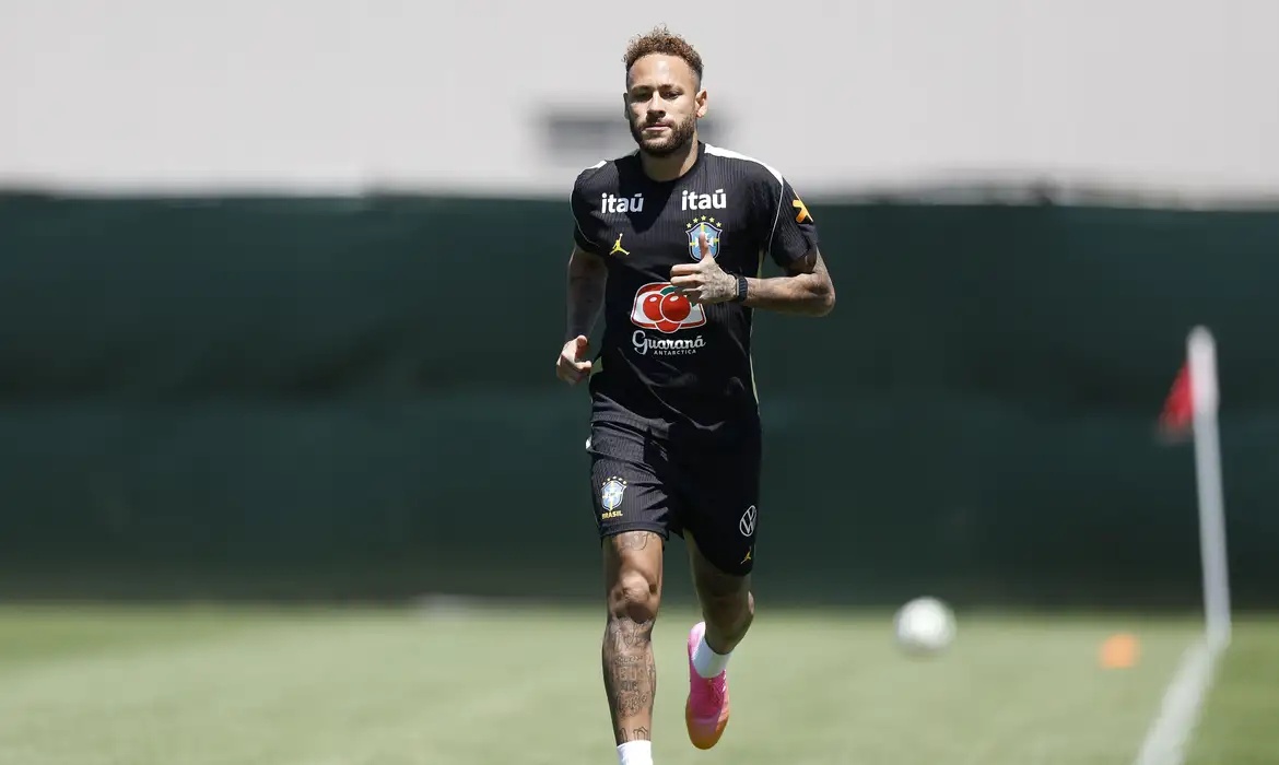 Neymar voltou a treinar no gramado, mas ainda não participou das atividades com o grupo.